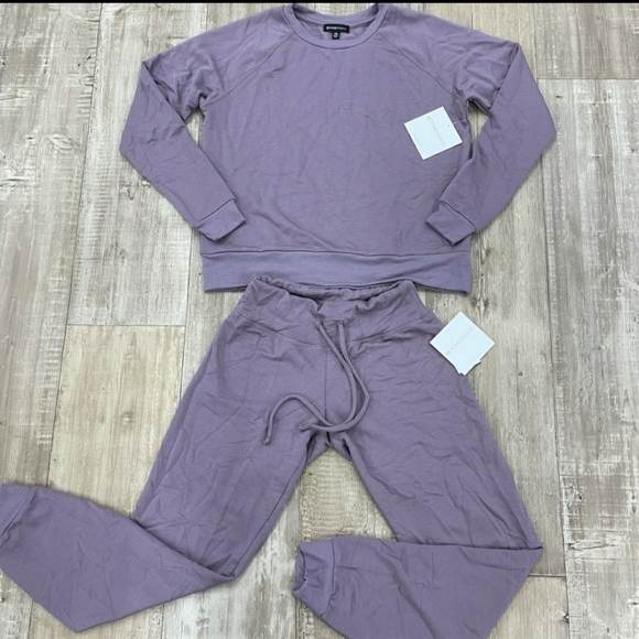 Beyond Yoga Sweatshirt Top & Jogger Bottom Set Wildo Purple XS nwt - Picture 4 of 4